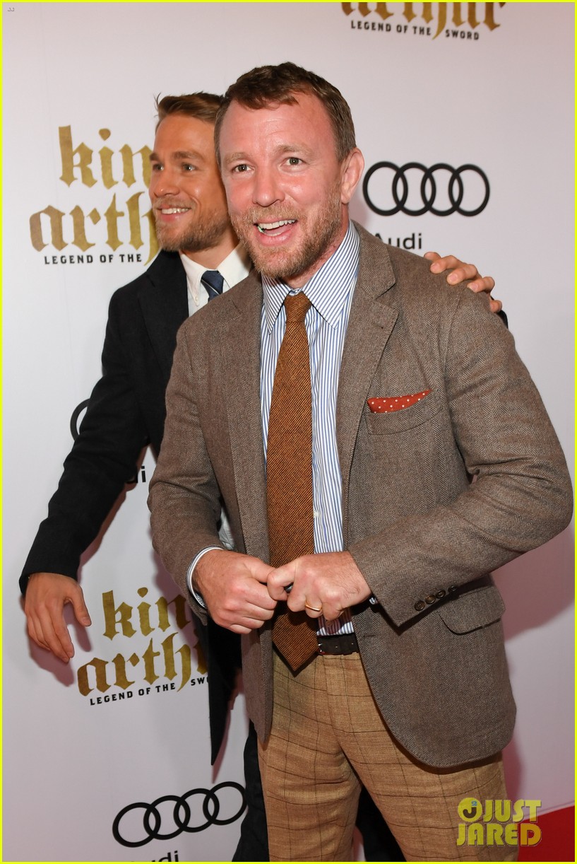 charlie hunnam teams up with guy ritchie to bring king arthur to canada 033894510