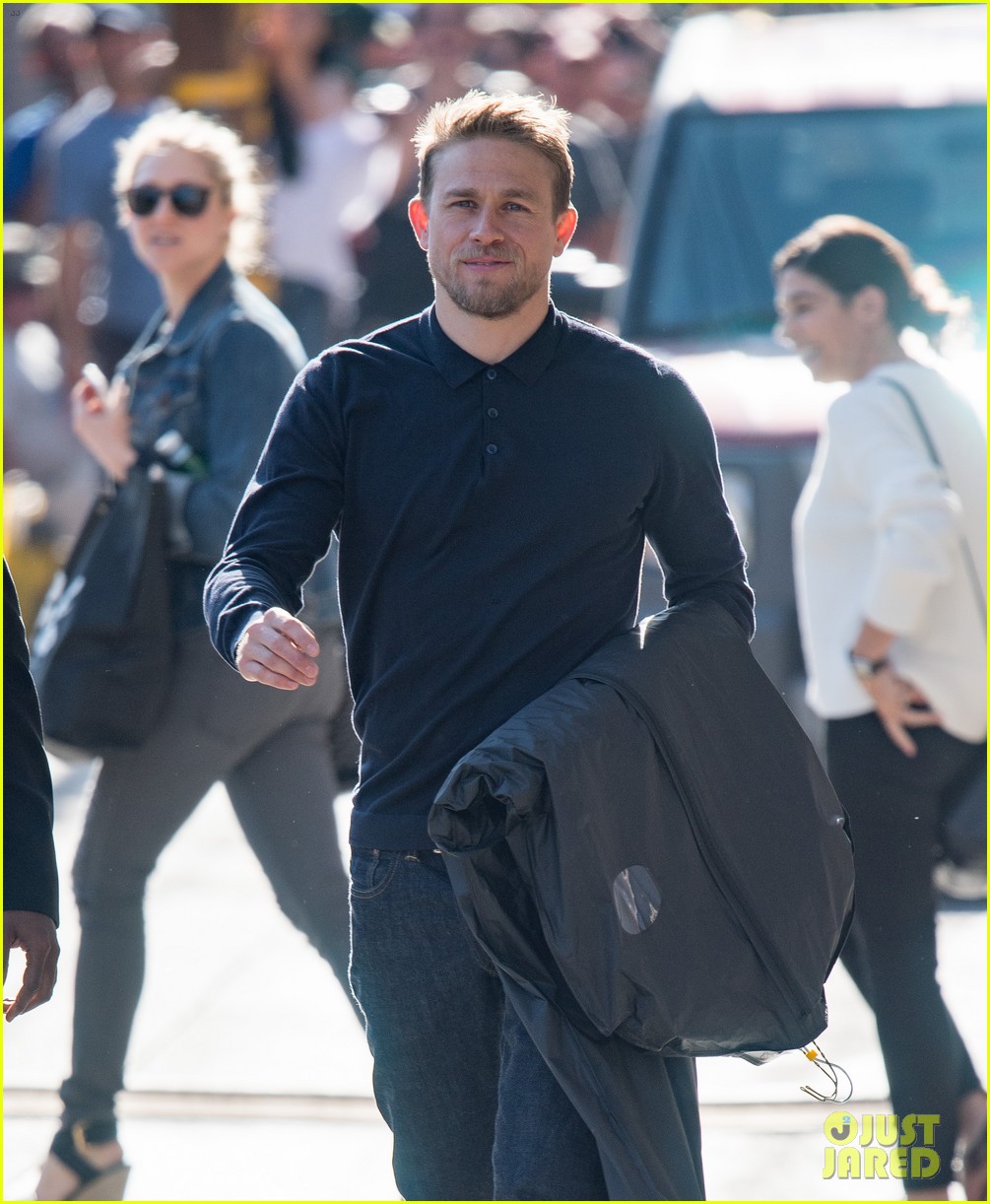 charlie hunnam did one thousand push ups a day for king arthur 023895446