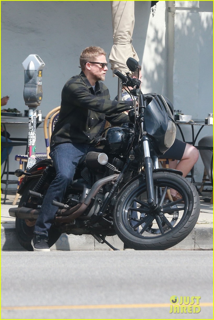charlie hunnam flashes his sexy smile at lunch with friends 023906377