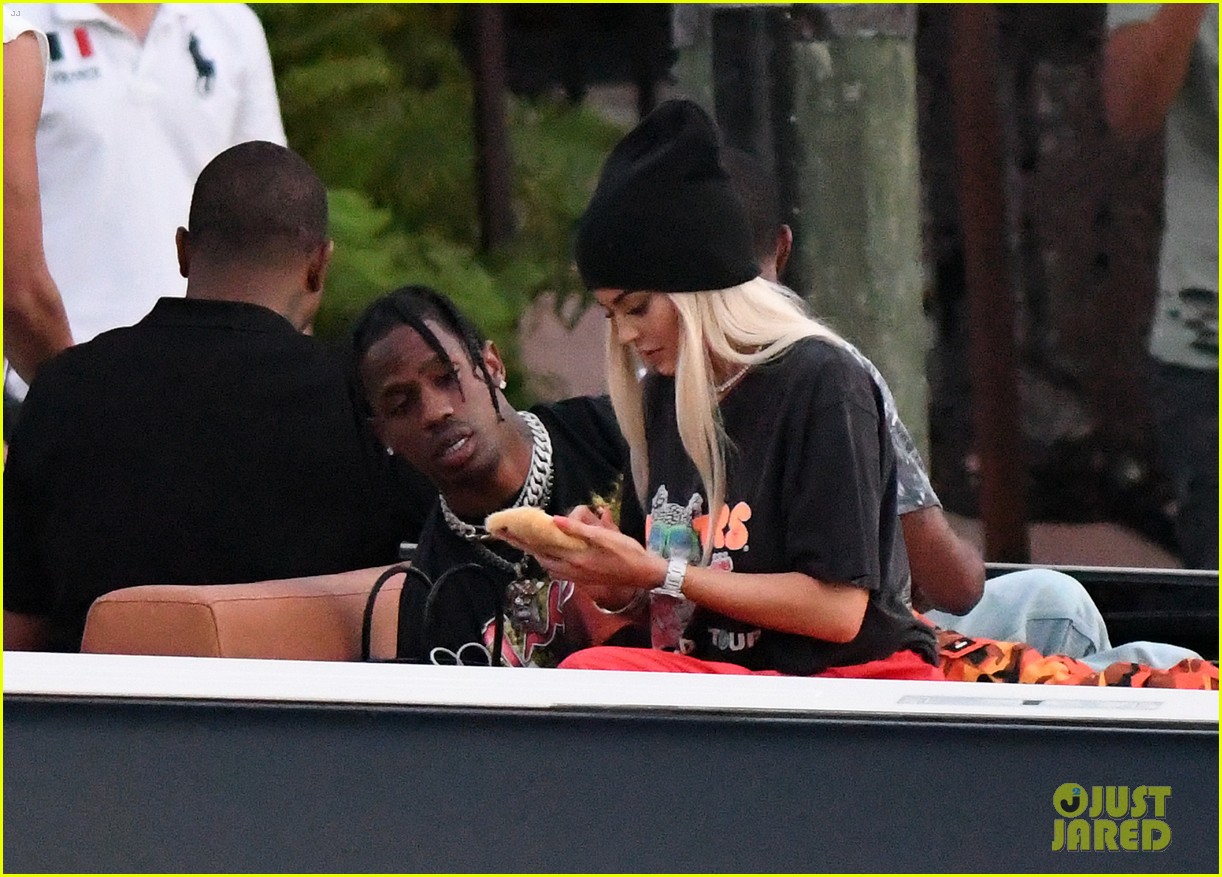 Kylie Jenner \u0026 Travis Scott Enjoy Date Night in Miami: Photo 3896880 |  Kylie Jenner, Travis Scott Photos | Just Jared: Entertainment News, image size:1222x877