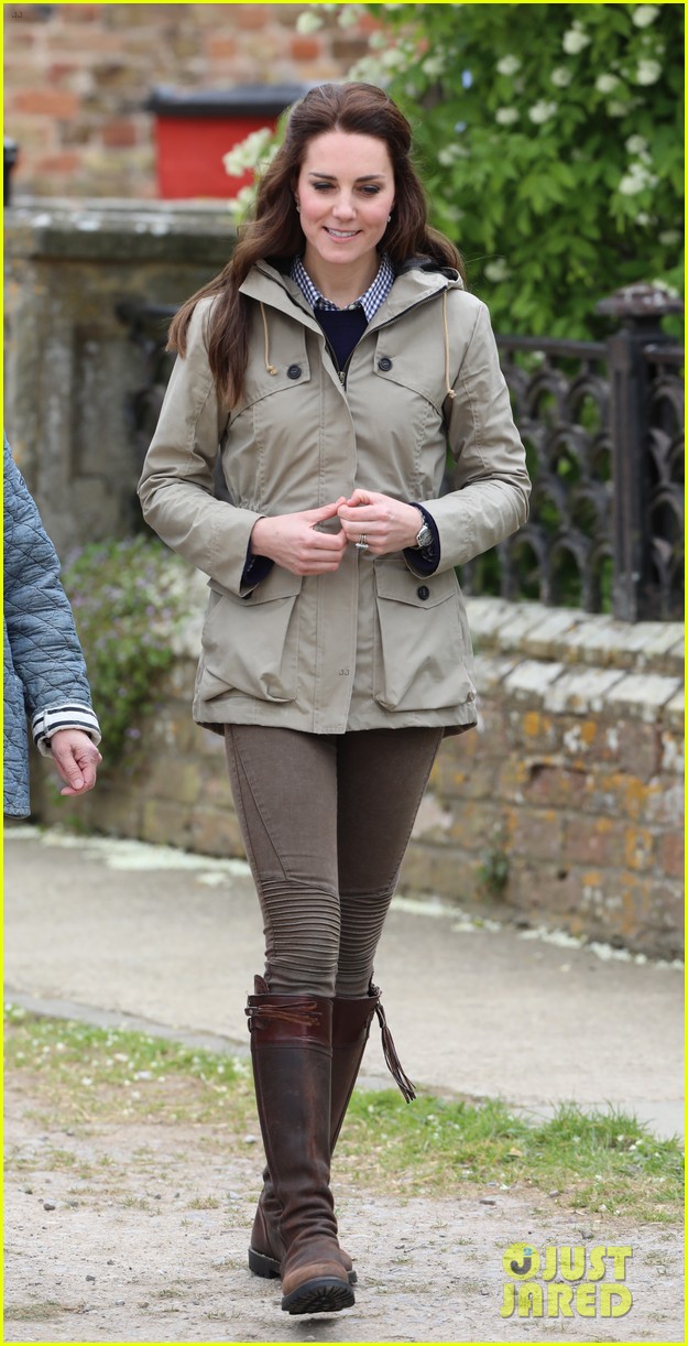 kate middleton feed baby lambs farms for children visit 02