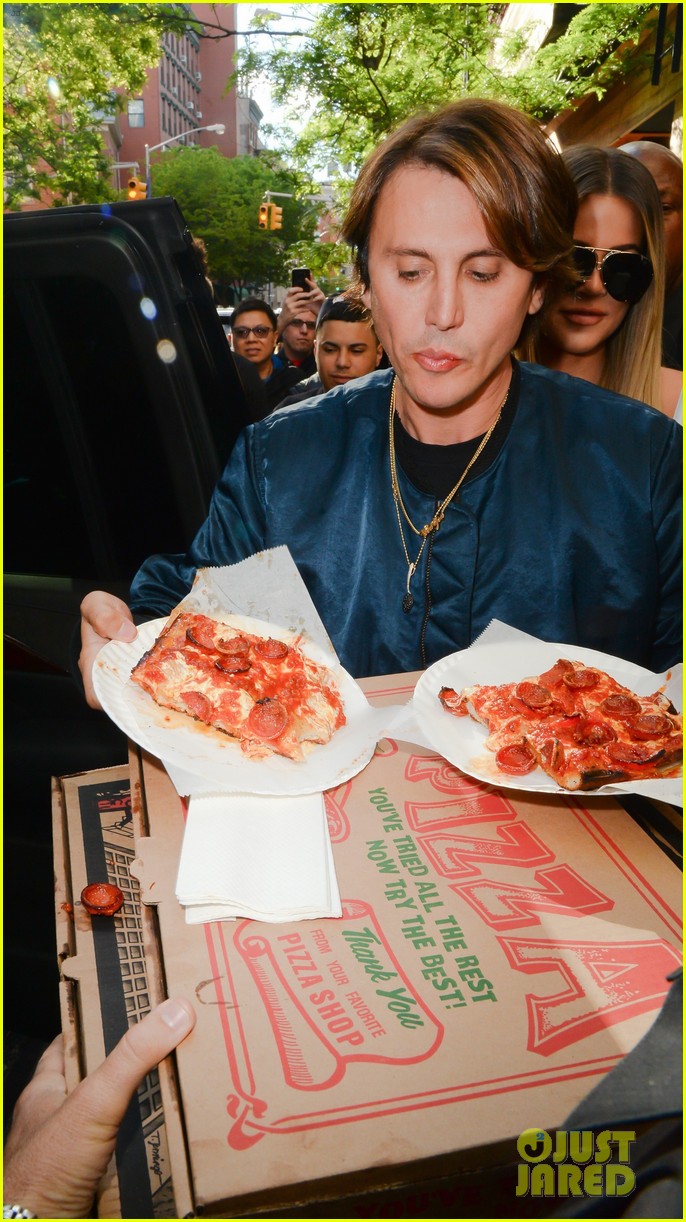 kim kardashian khloe kardashian pizza 03
