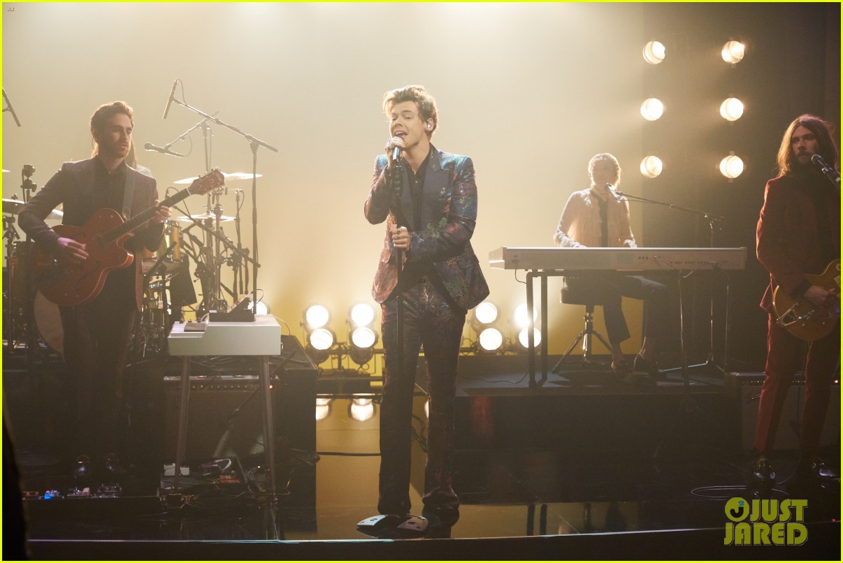 harry styles performs carolina on late late show 023900422