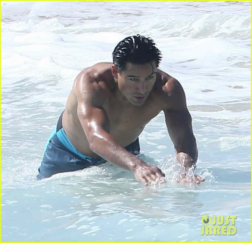 mario lopez goes shirtless on mdw vacation053906700