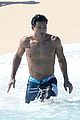 mario lopez goes shirtless on mdw vacation02