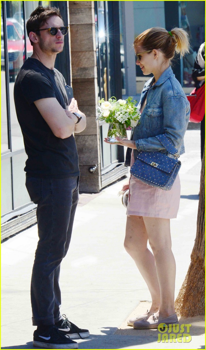 kate mara and jamie bell share a smooch on a sunny day in venice 053902478