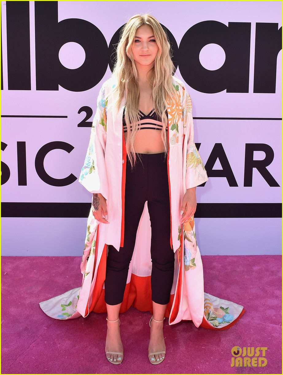 Julia Michaels Performs ‘Issues’ at Billboard Music Awards 2017 (Video