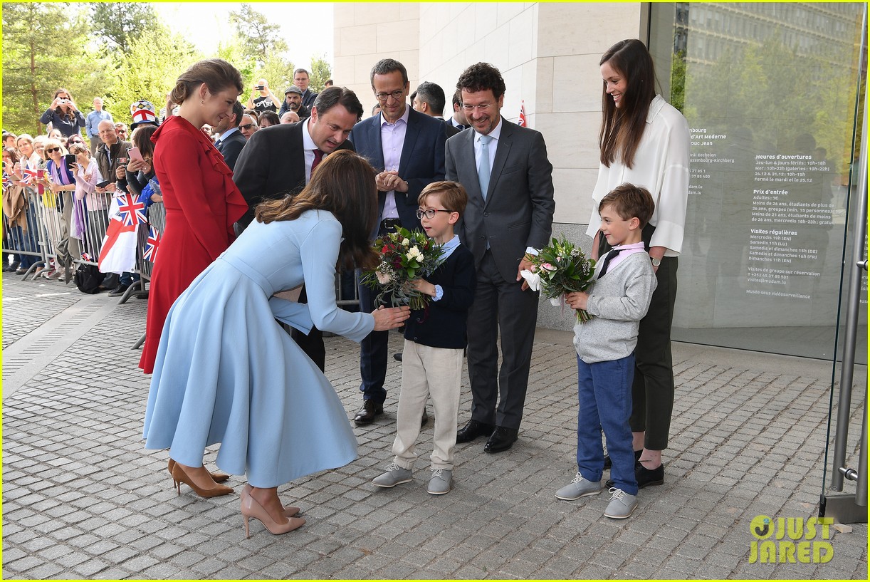 kate middleton chats with local kids during luxembourg visit 01