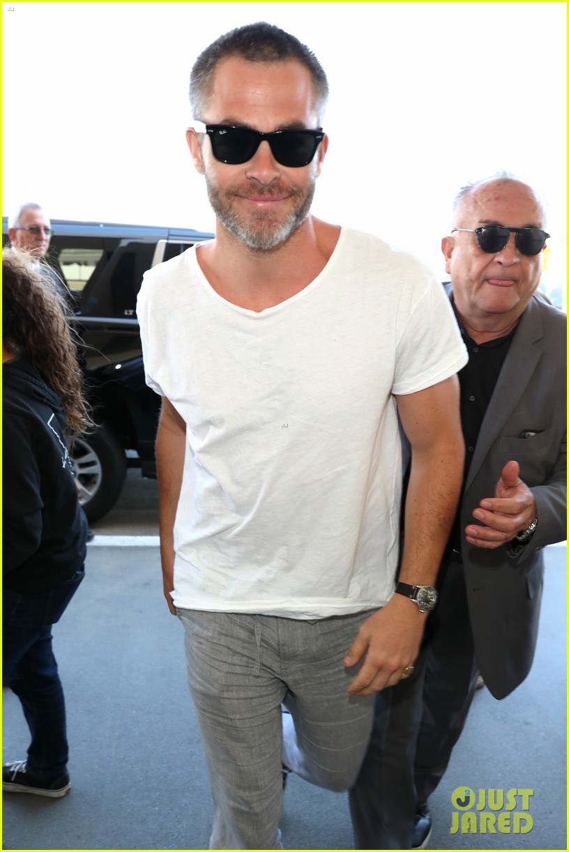 chris pine all smiles for his flight out of lax airport013892379
