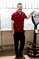 zachary quinto lights the empire state building in honor of nycs aids walk01