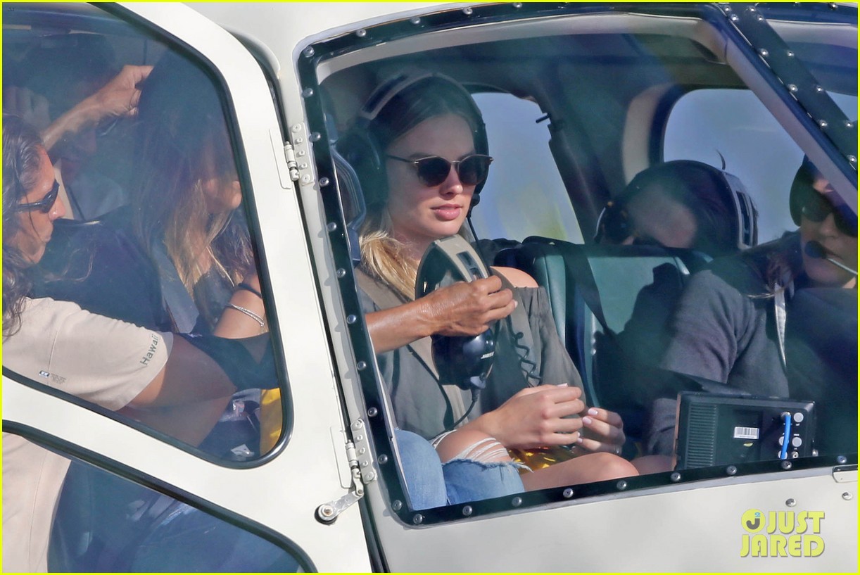 margot robbie shows off her style during helicopter tour of hawaii 03