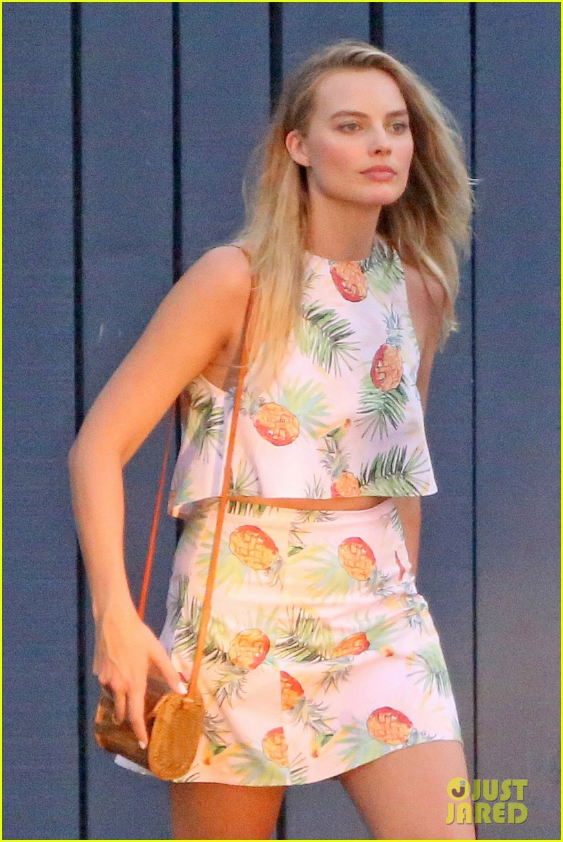 margot robbie and tom ackerly match in pineapple print outfits in hawaii 053898438