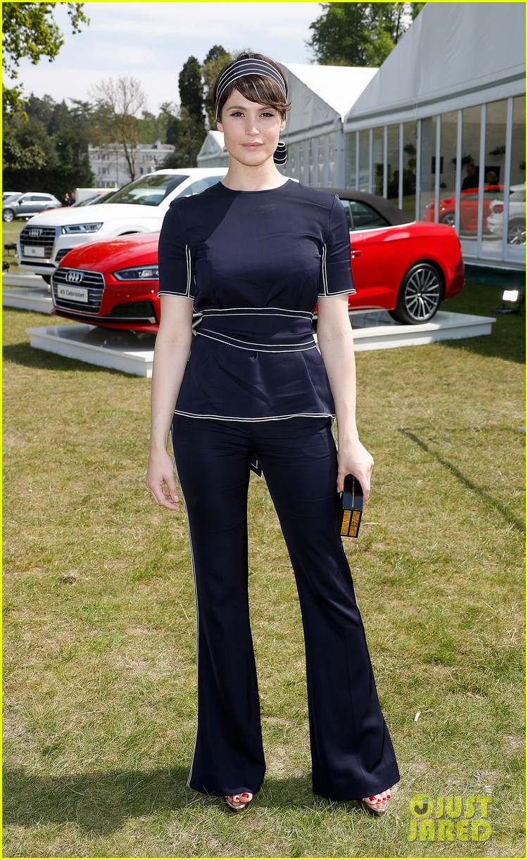 emma stone catches a polo match with luke evans 09