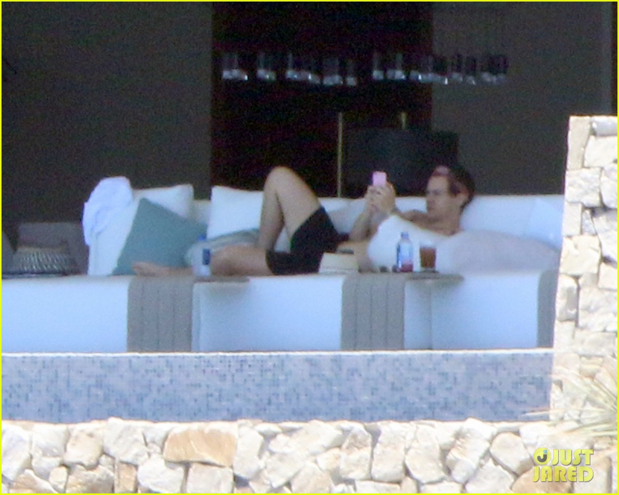 harry styles relaxes on vacation in mexico053902792