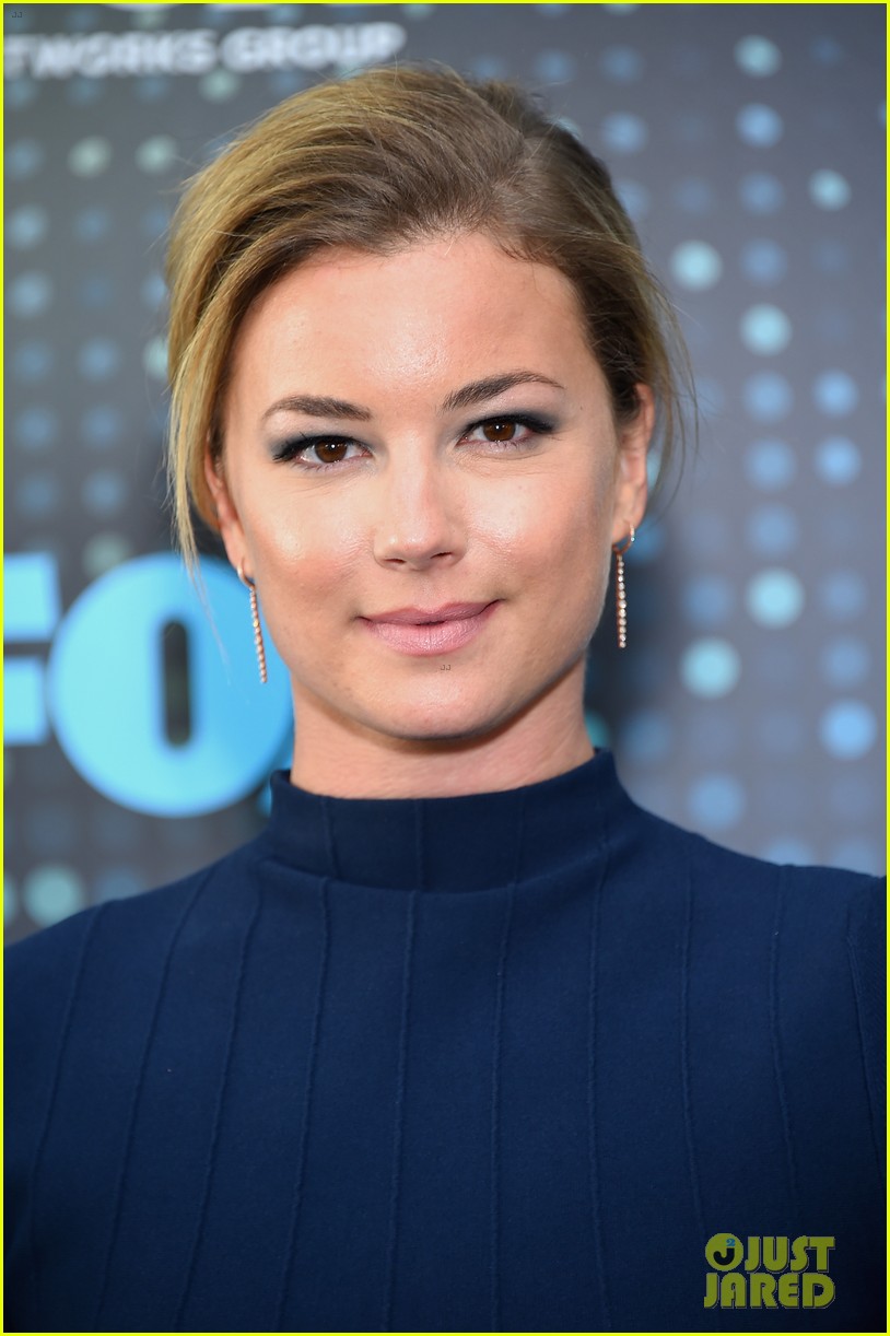 emily vancamp shows off engagement ring at fox upfronts 053899322