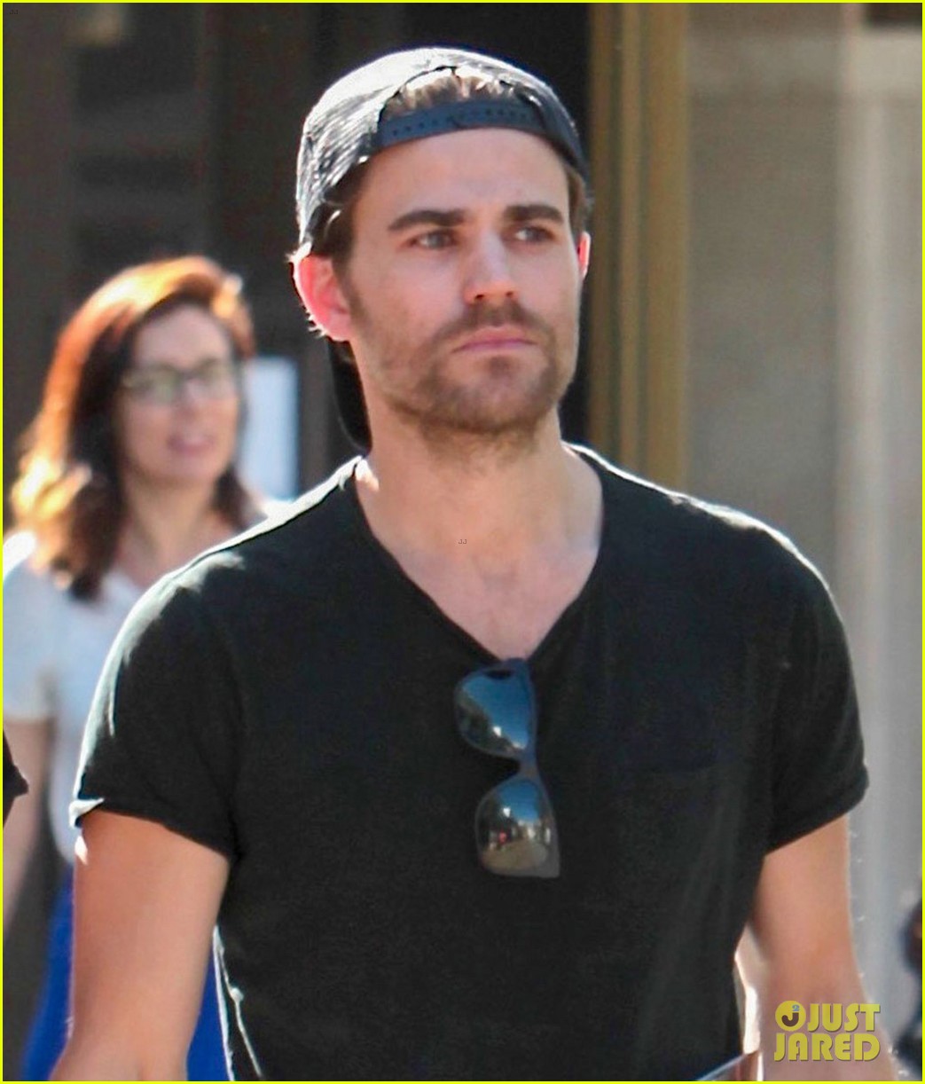 paul wesley phoebe tonkin hold hands confirm theyre back together 01
