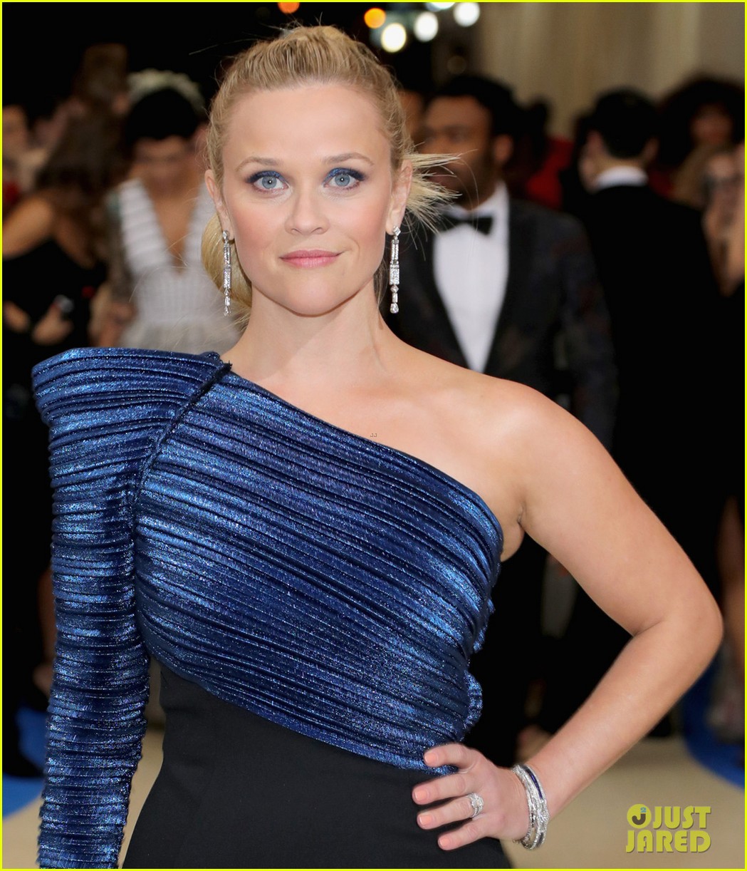 reese witherspoon is a met gala beauty in navy blue 04