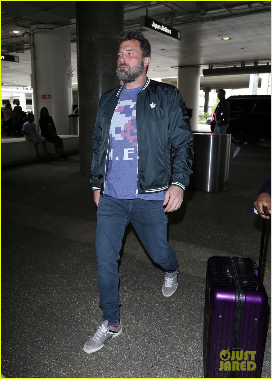 ben affleck catches flight out of la after returning from trip to congo 05