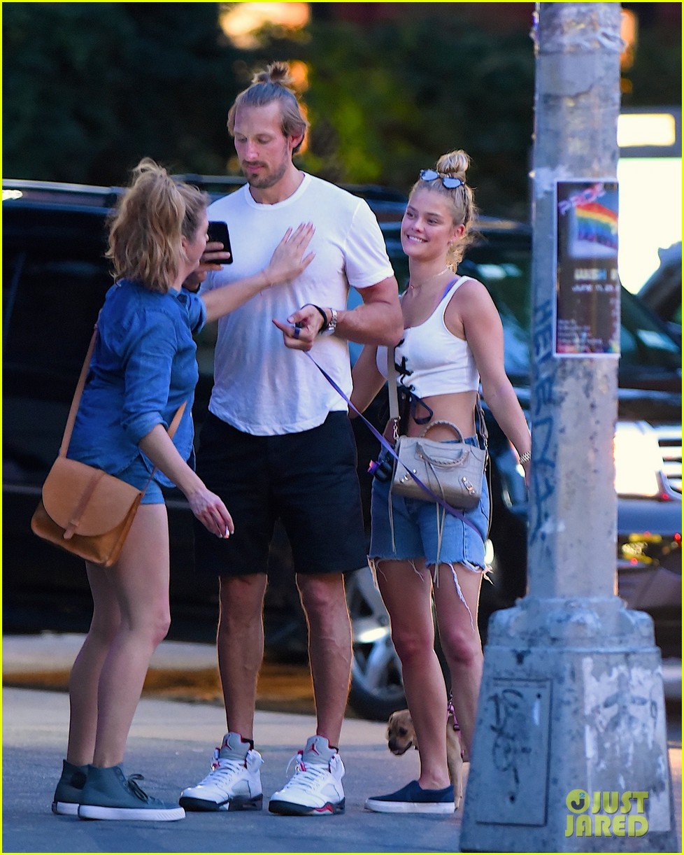 nina agdal hangs out with mystery guy 51