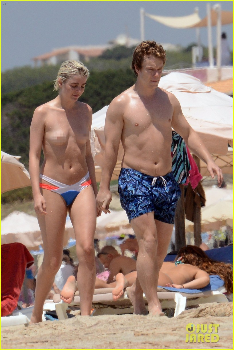 alfie allen hits the beach with his girlfriend 123914985