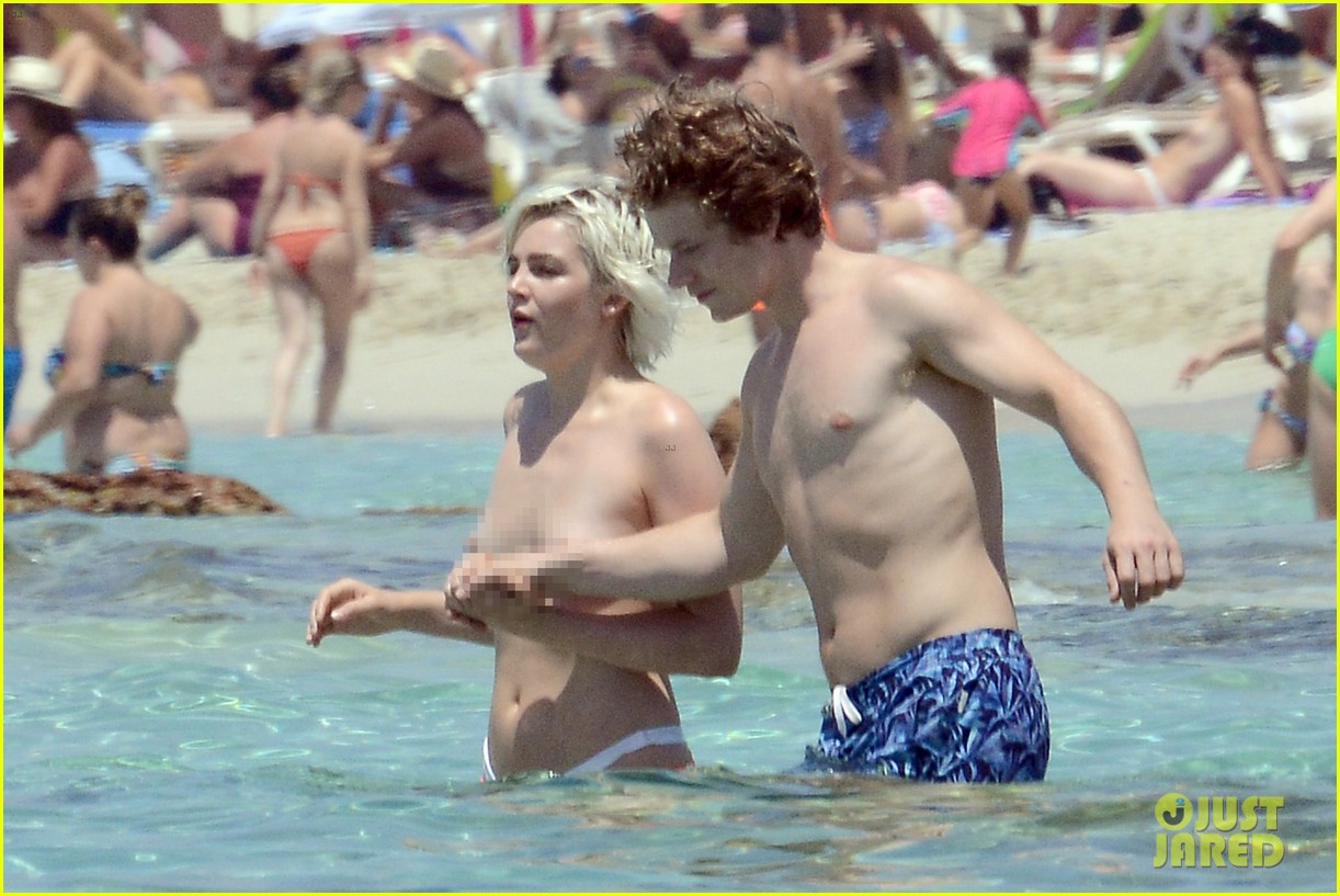 alfie allen hits the beach with his girlfriend 223914995