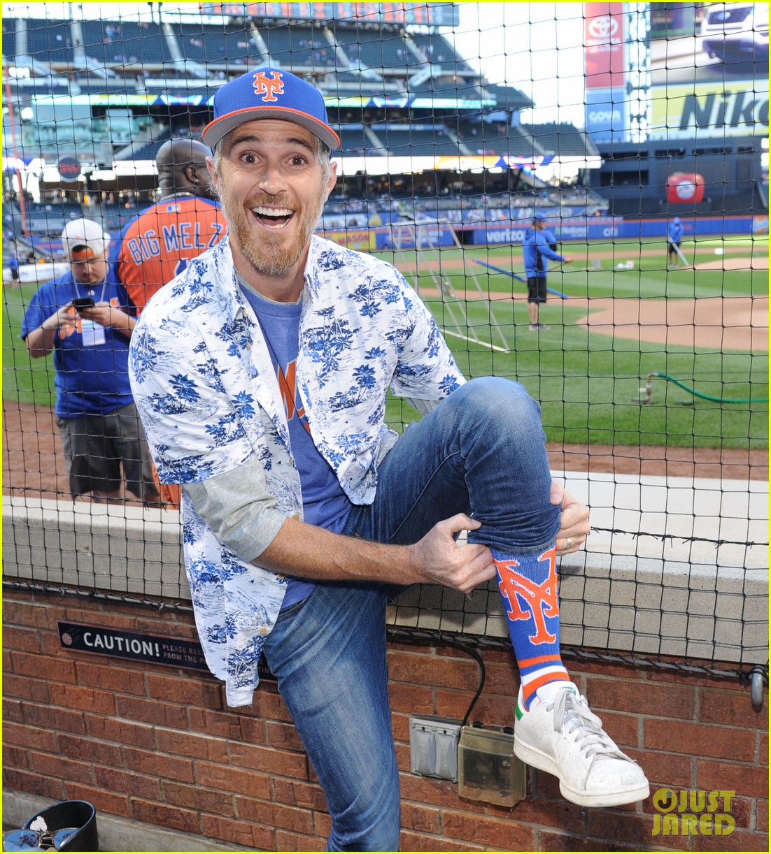 dave annable throws out first pitch at ny mets game 013909399