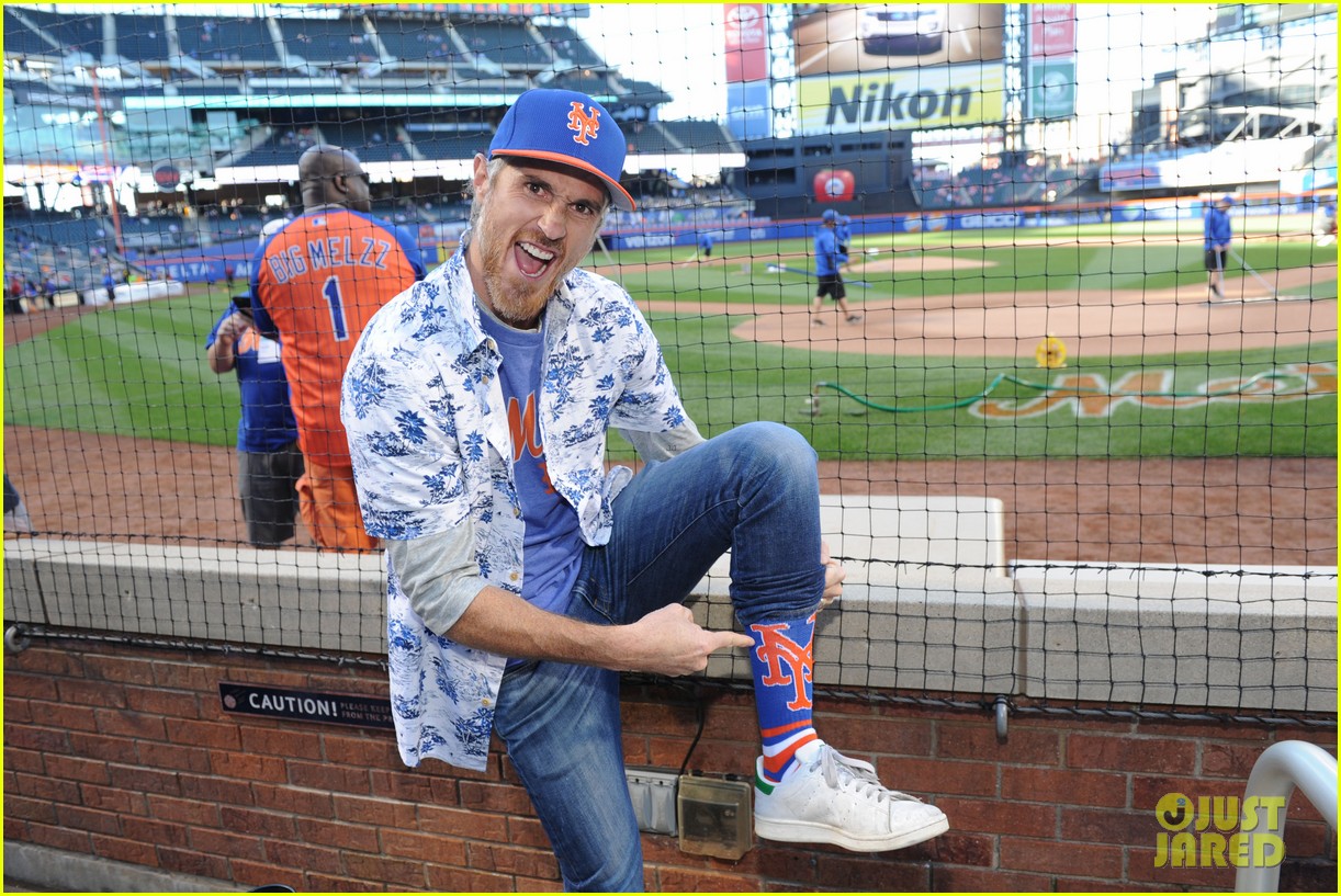 dave annable throws out first pitch at ny mets game 07