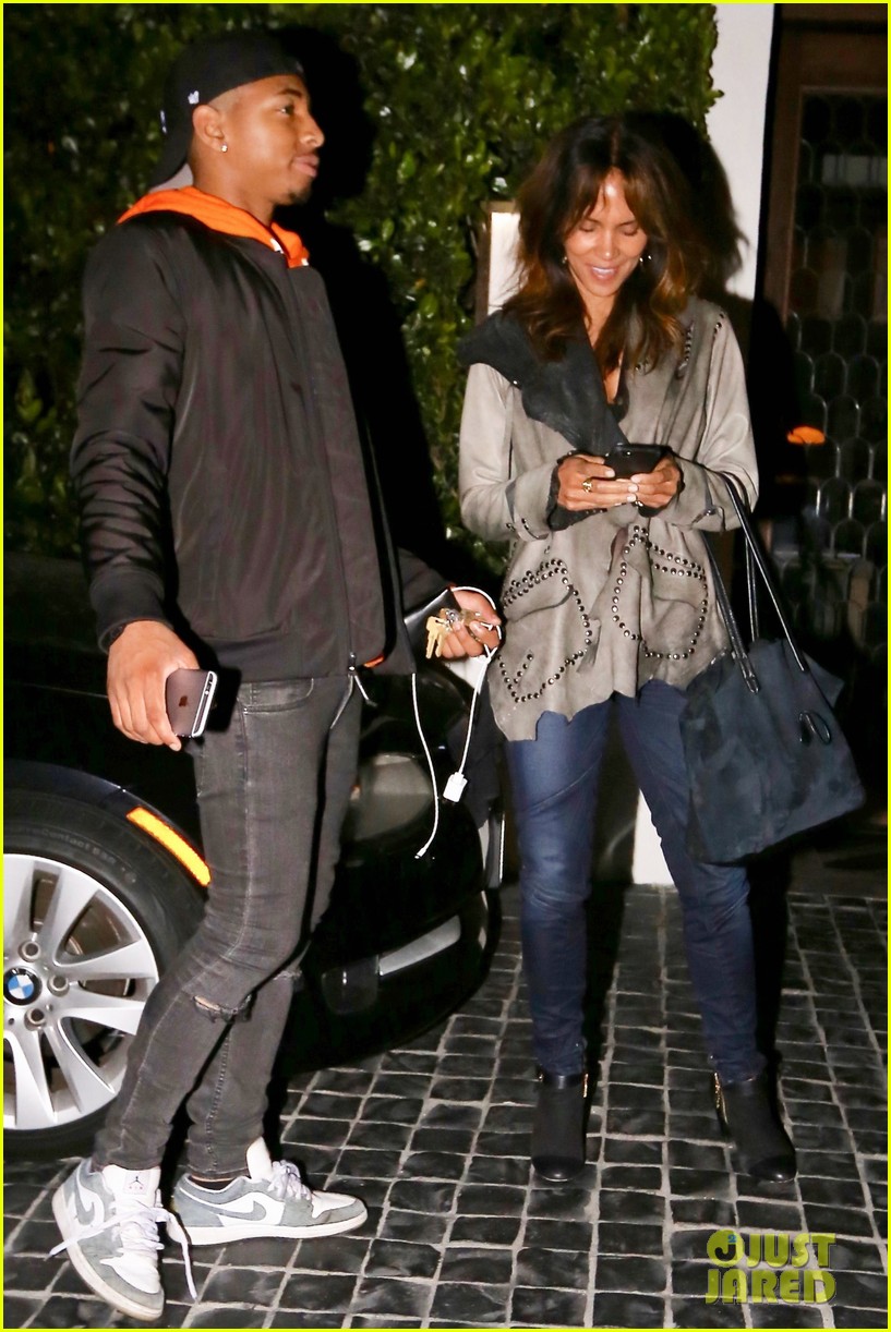 halle berry bares midriff with sheer top after pregnancy rumors 093911731