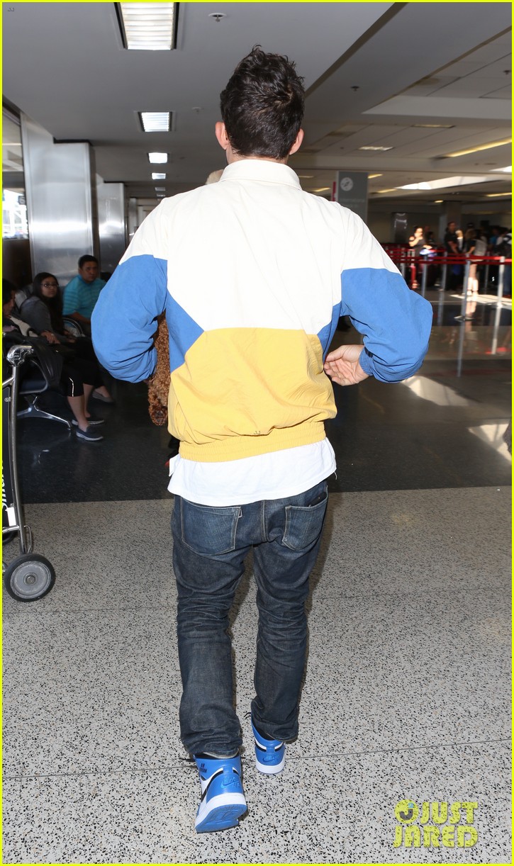 orlando bloom carries his cute dog through the airport 05
