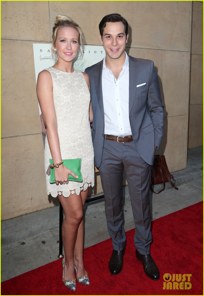 anna camp hubby skylar astin couple up at the hero premiere 013909987
