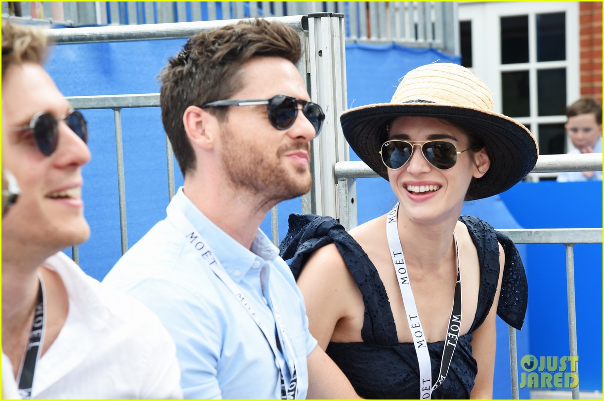lizzy caplan fiance tom riley have never looked cuter 113919143