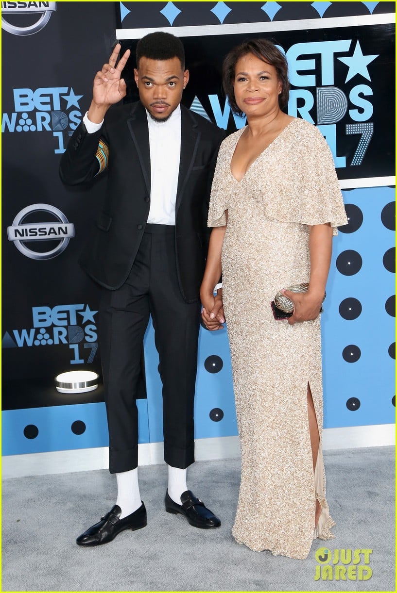 chance the rapper brings his mom to bet awards 2017 053919764