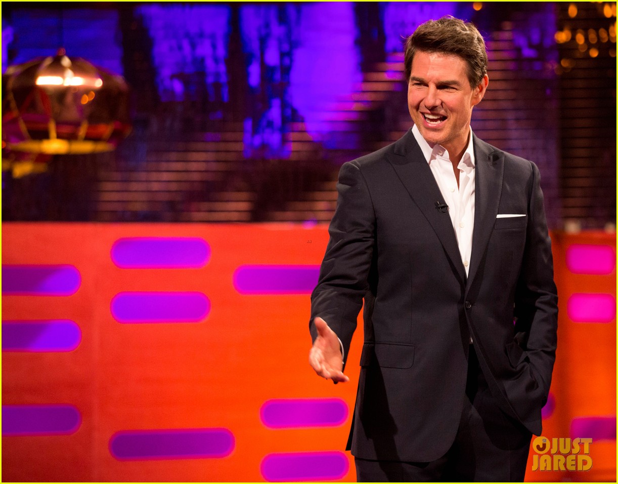 tom cruise and zac efron bring the laughs to graham norton show 123908065