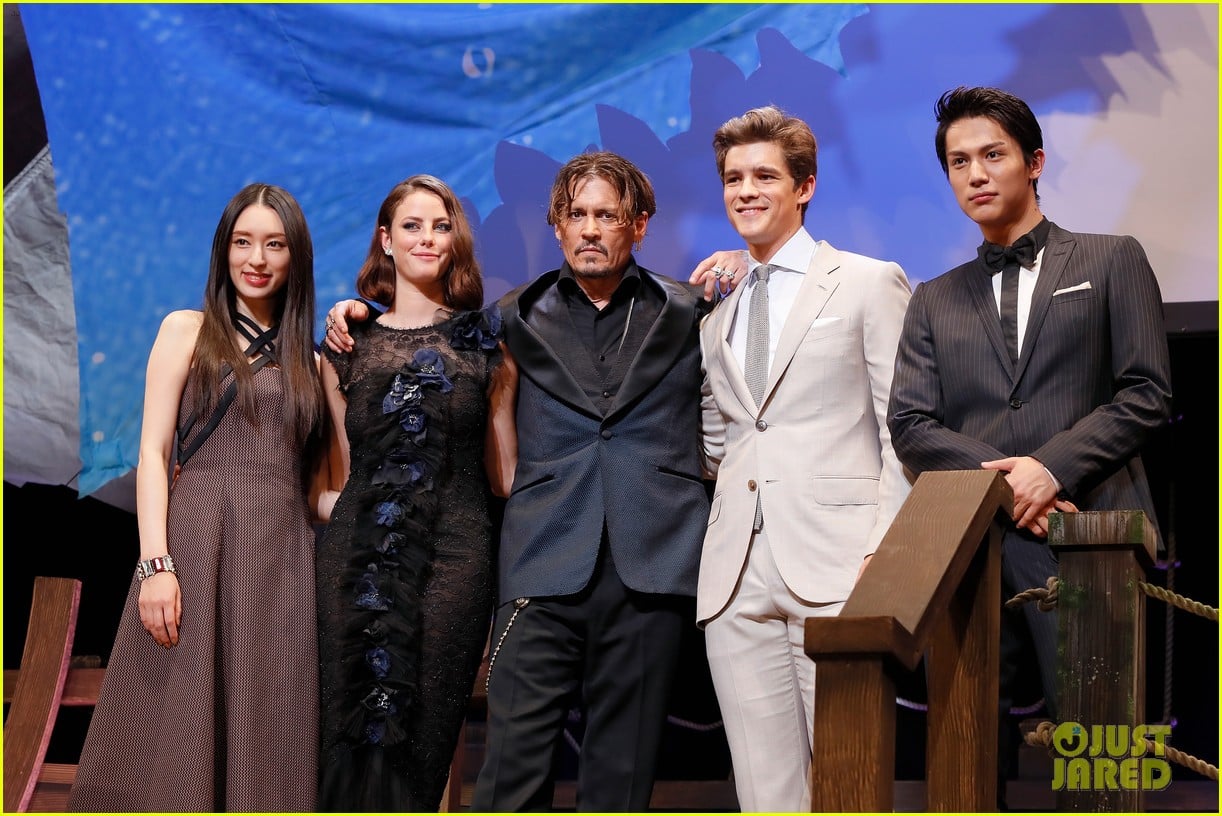 johnny depp joins pirates of the caribbean cast at japan premiere 043916796