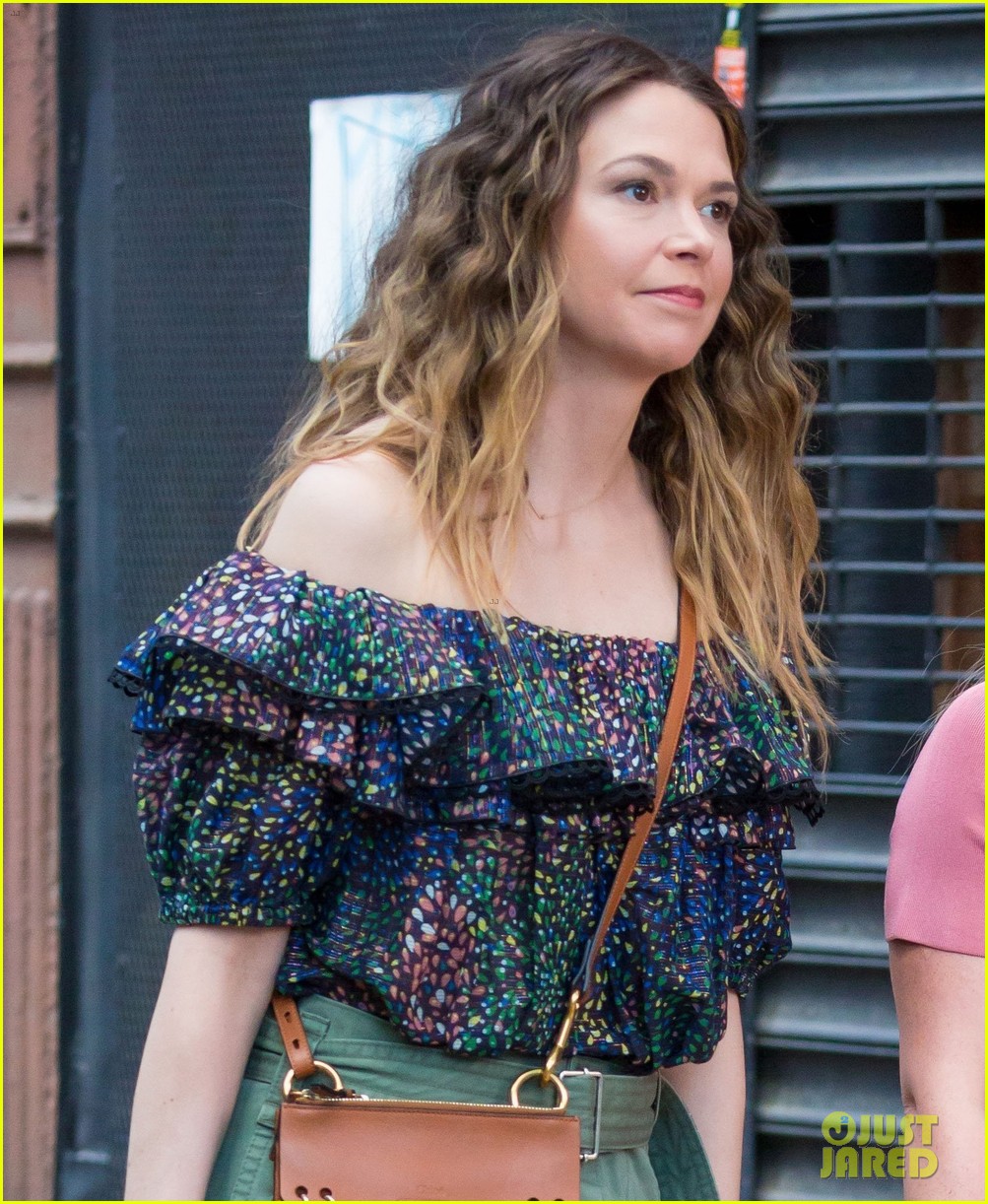 hilary duff sutton foster look chic on set for younger season 4 043908631