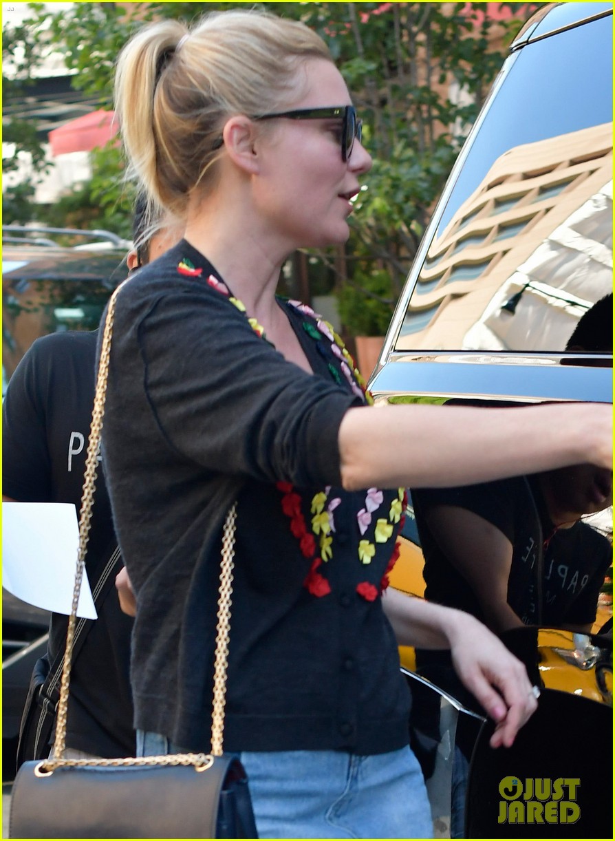 kirsten dunst keeps a profile while out in nyc023917449