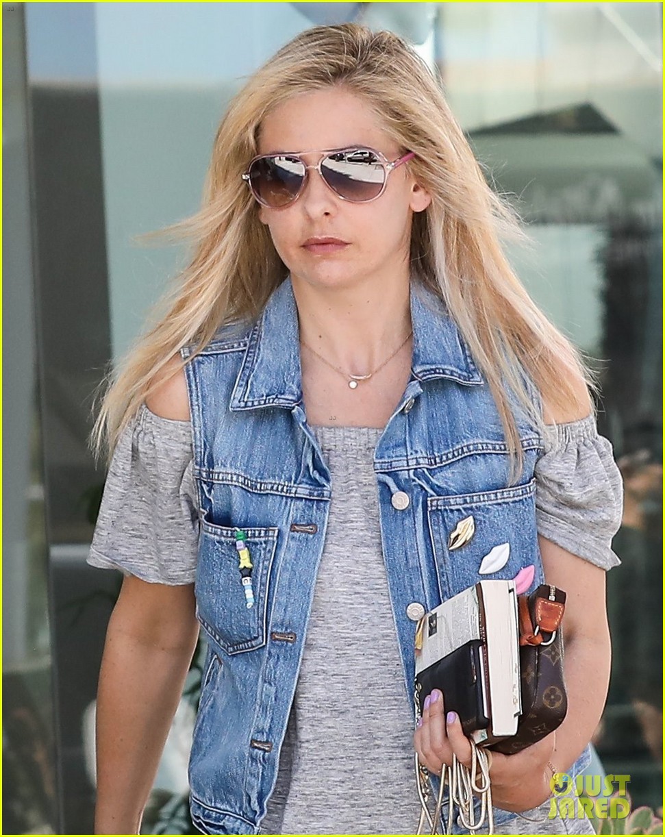 smg spends her afternoon shopping in la043916673