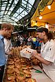 prince harry makes surprise visit to borough market after terror attack 09