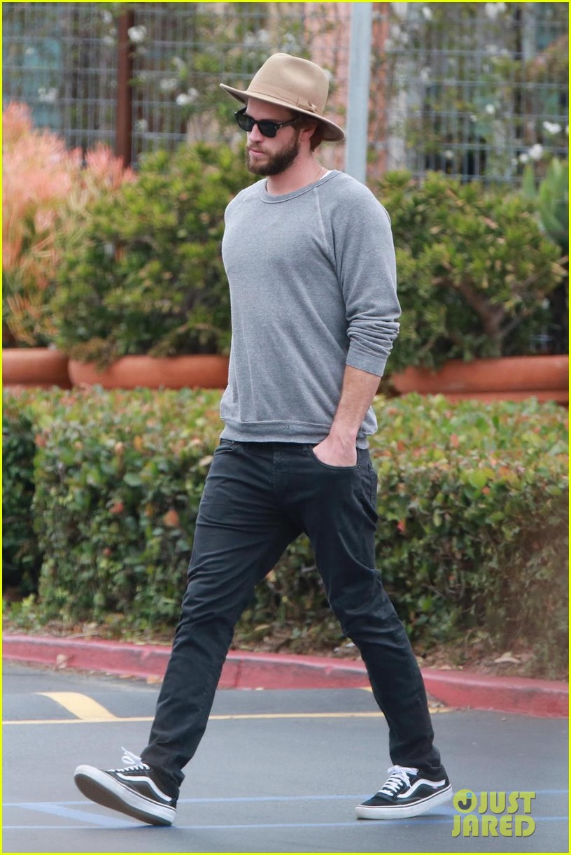 liam hemsworth grabs lunch with luke and parents in malibu 033918590
