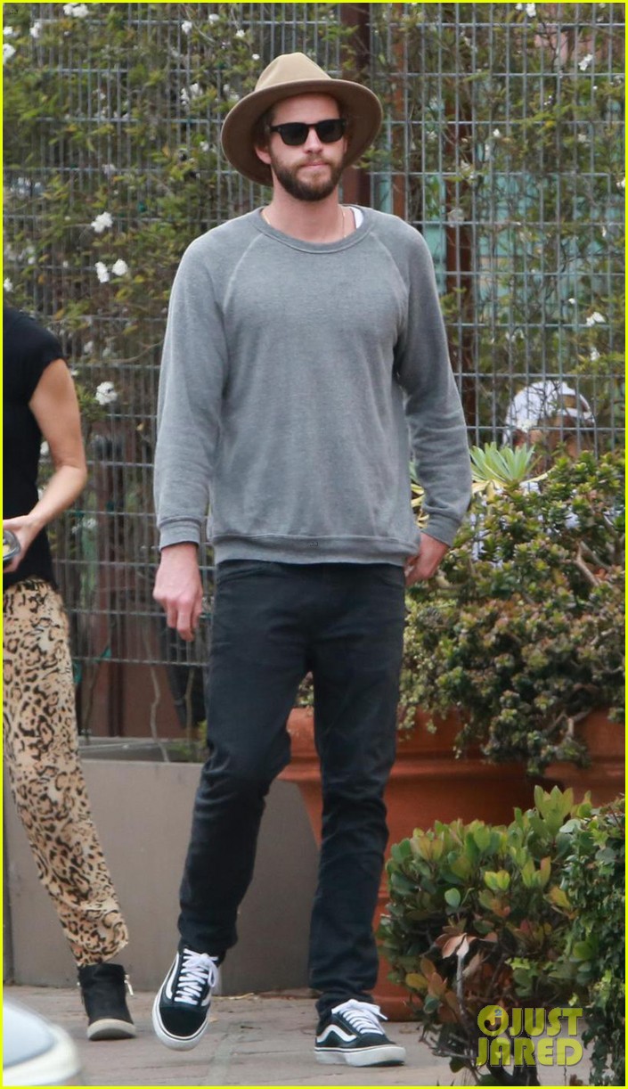 liam hemsworth grabs lunch with luke and parents in malibu 073918594