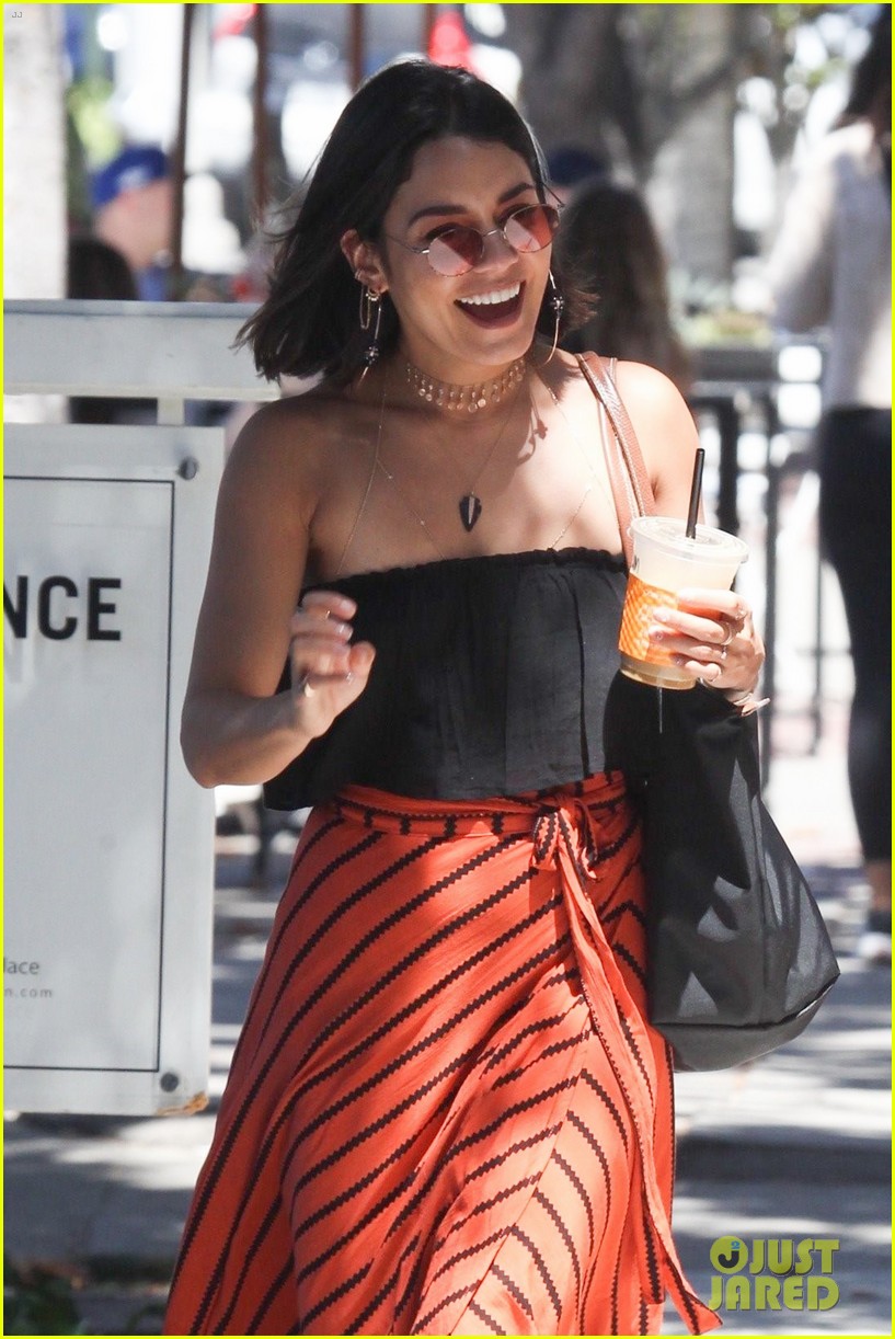 vanessa hudgens cant stop laughing while shopping with friends 013921593
