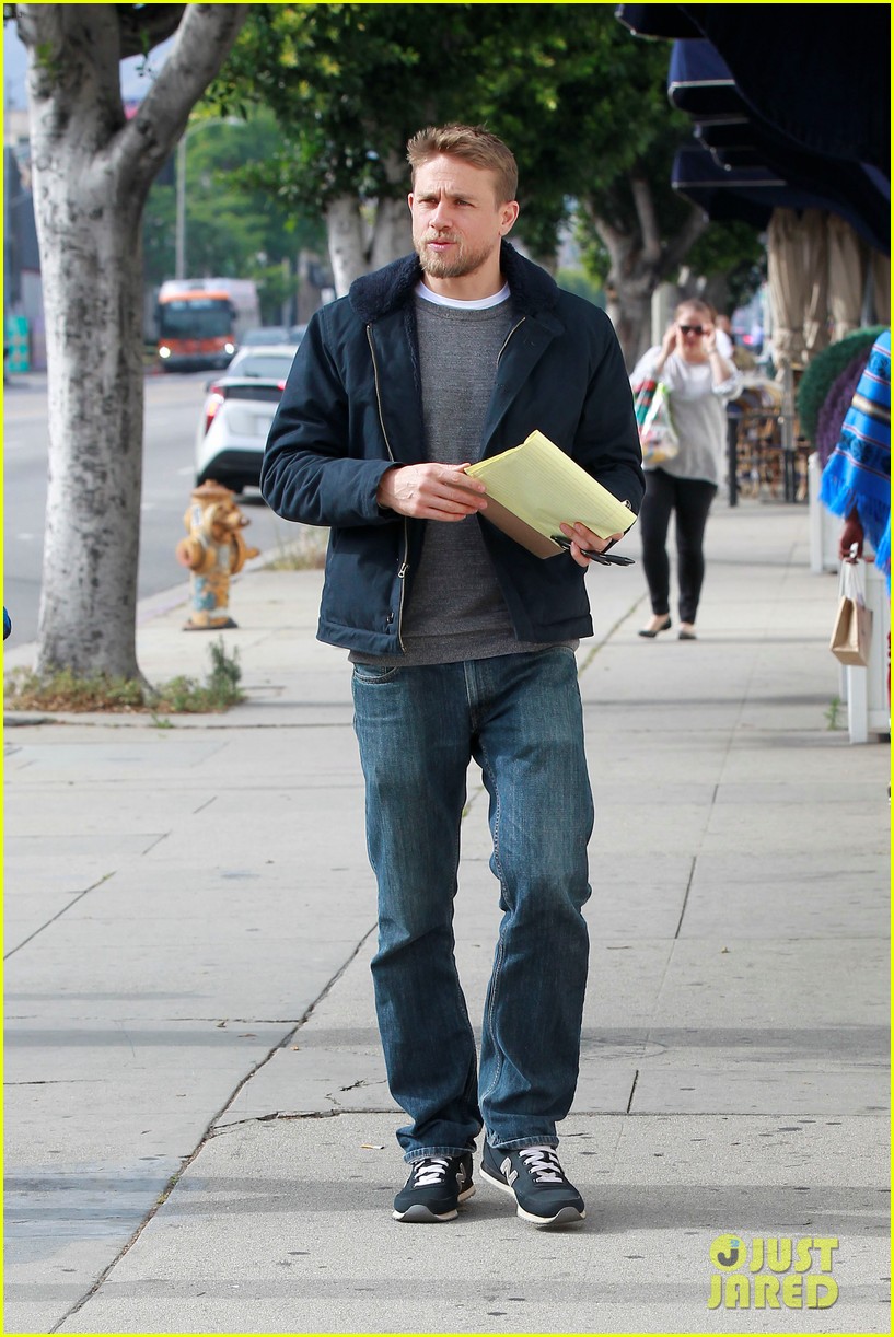 charlie hunnam goes casual for mid week lunch outing 013907969