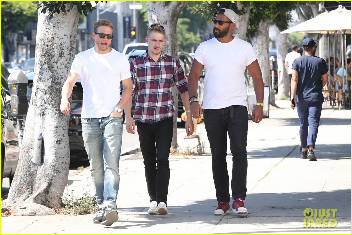 charlie hunnam lunch with friends 093916236