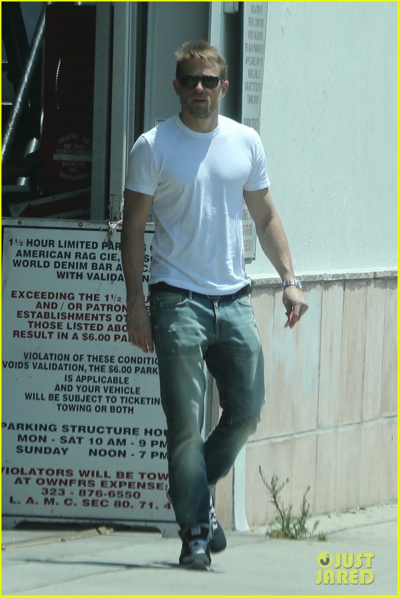 charlie hunnam lunch with friends 313916258