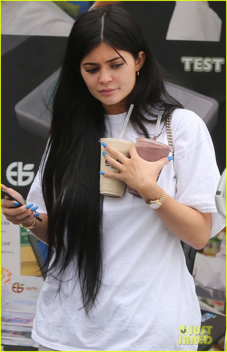 kylie jenner grabs smoothies in la023911486