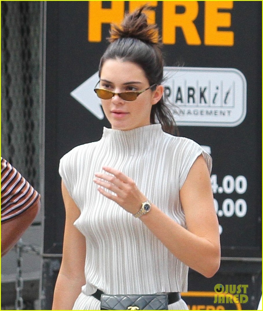 kendall jenner frank ocean grab ice cream together in nyc 07