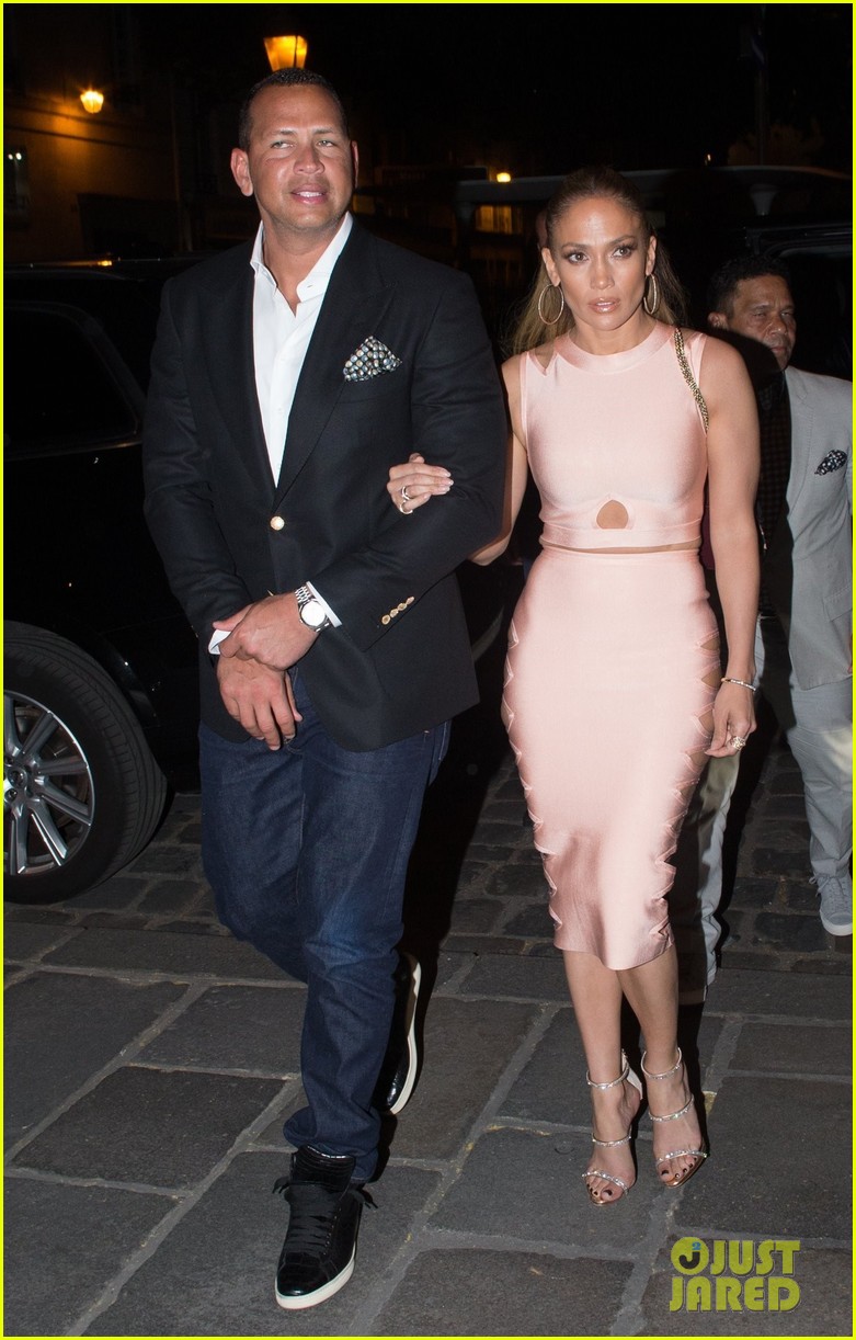 Jennifer Lopez & Alex Rodriguez Continue Romantic Paris Trip Photo