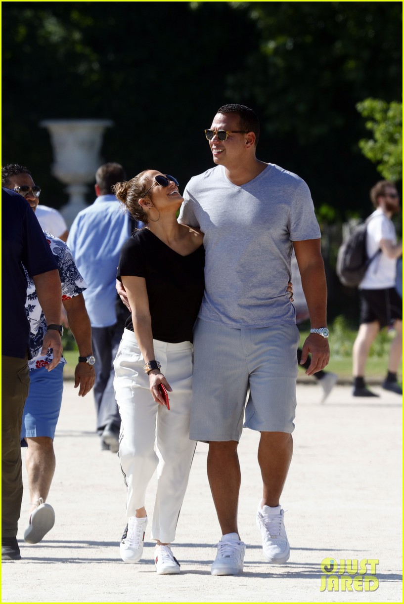 Jennifer Lopez & Alex Rodriguez Continue Romantic Paris Trip Photo