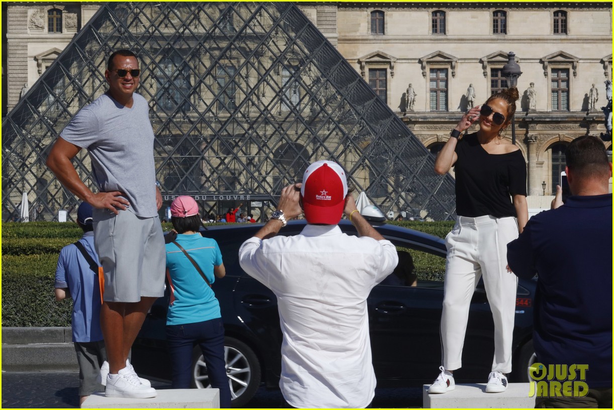 Jennifer Lopez & Alex Rodriguez Continue Romantic Paris Trip Photo