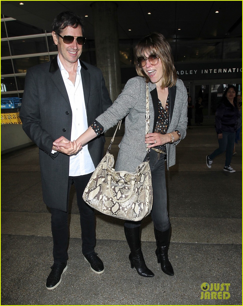 milla jovovich and paul ws anderson strike a silly pose at the airport2 063909862